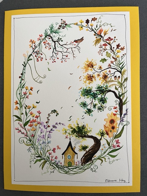 Petite maison jaune sous un arbre