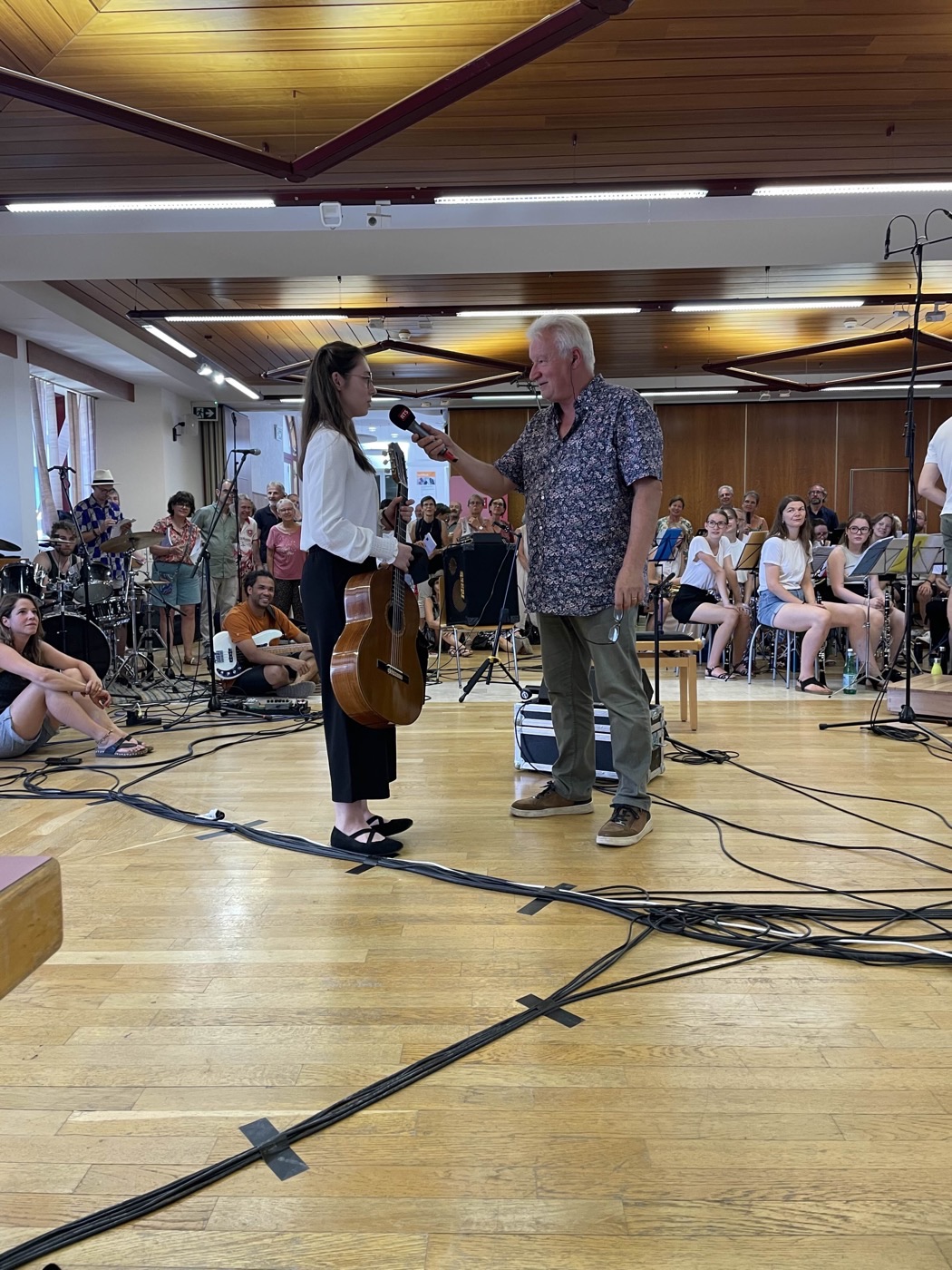 Eléonore May interviewée lors du Kiosque à musiques à Avenches, juillet 2026